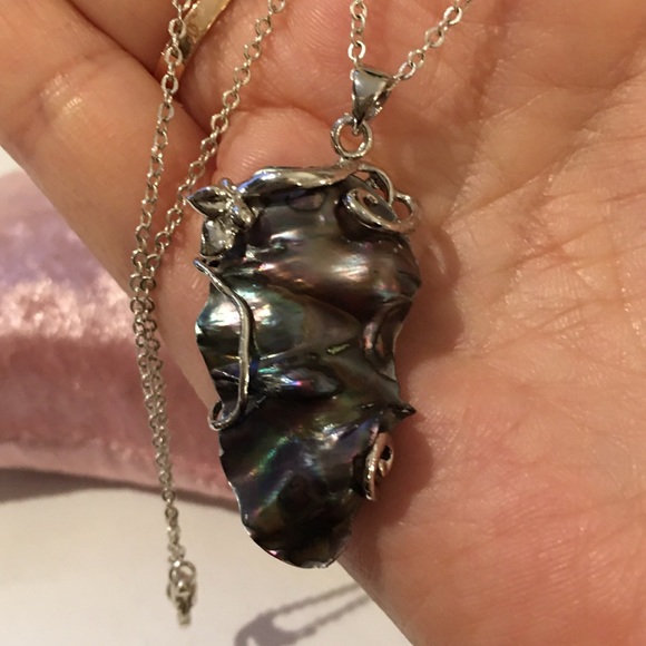 Black pearl on mother of pearl silver pendant - Picture 3 of 8